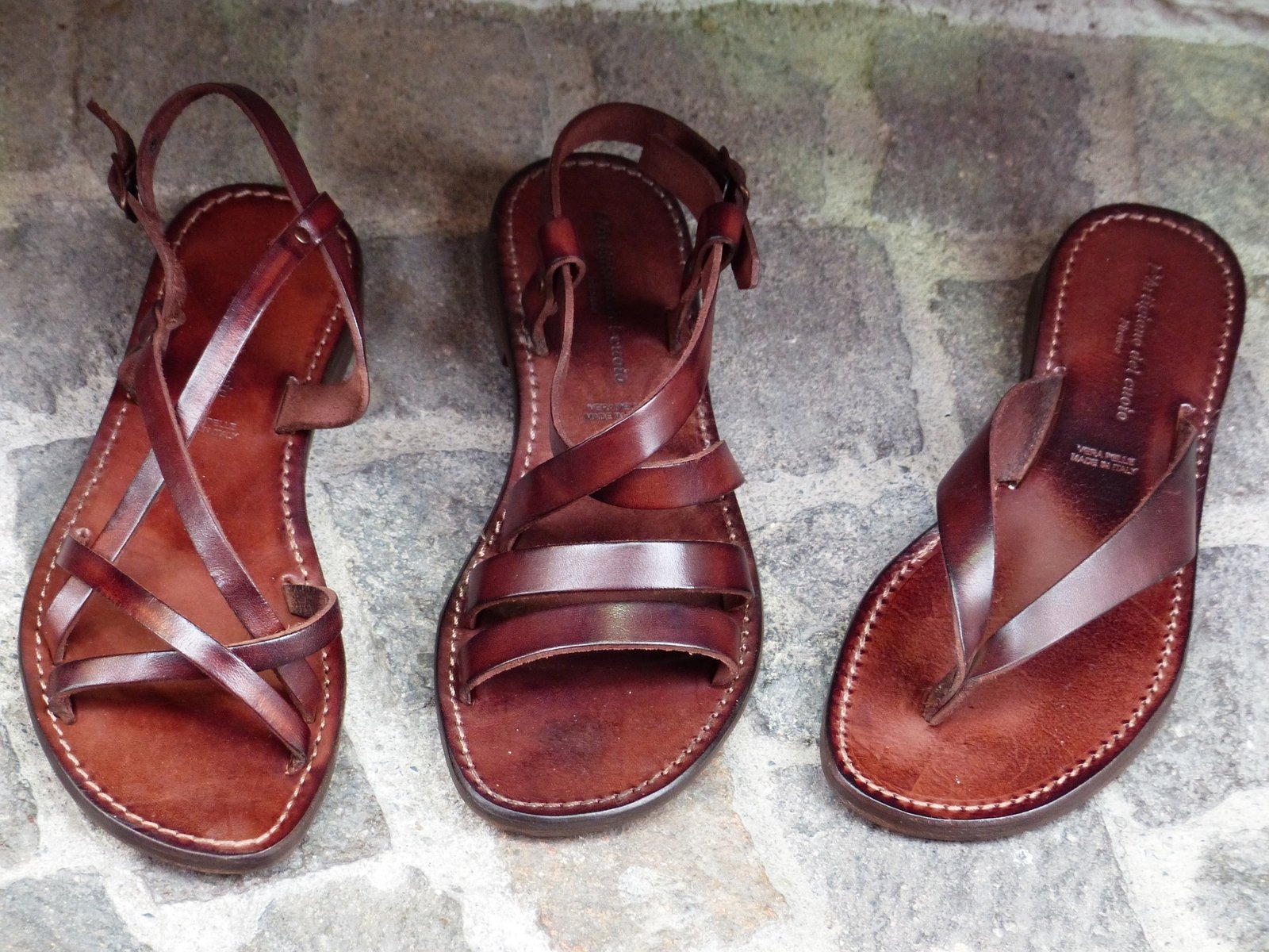 can you wear sandals golfing